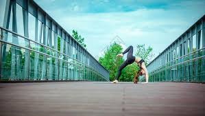 为什么主审需频繁用刷子清理本垒板